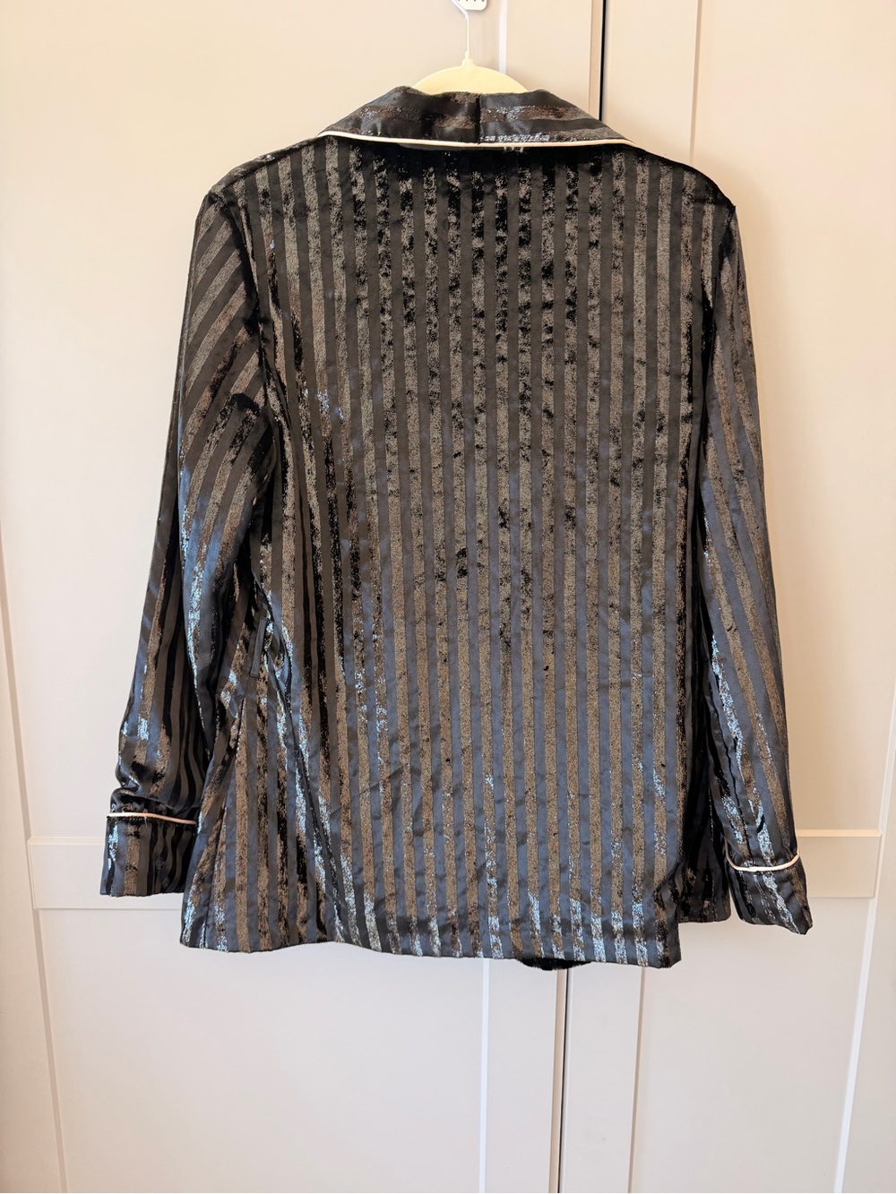 Victoria’s Secret Black Velour Satin Striped Robe Size Medium - Picture 3 of 3